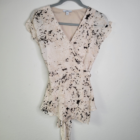 H Halston wrap top with splattered pattern size xs - Picture 2 of 7